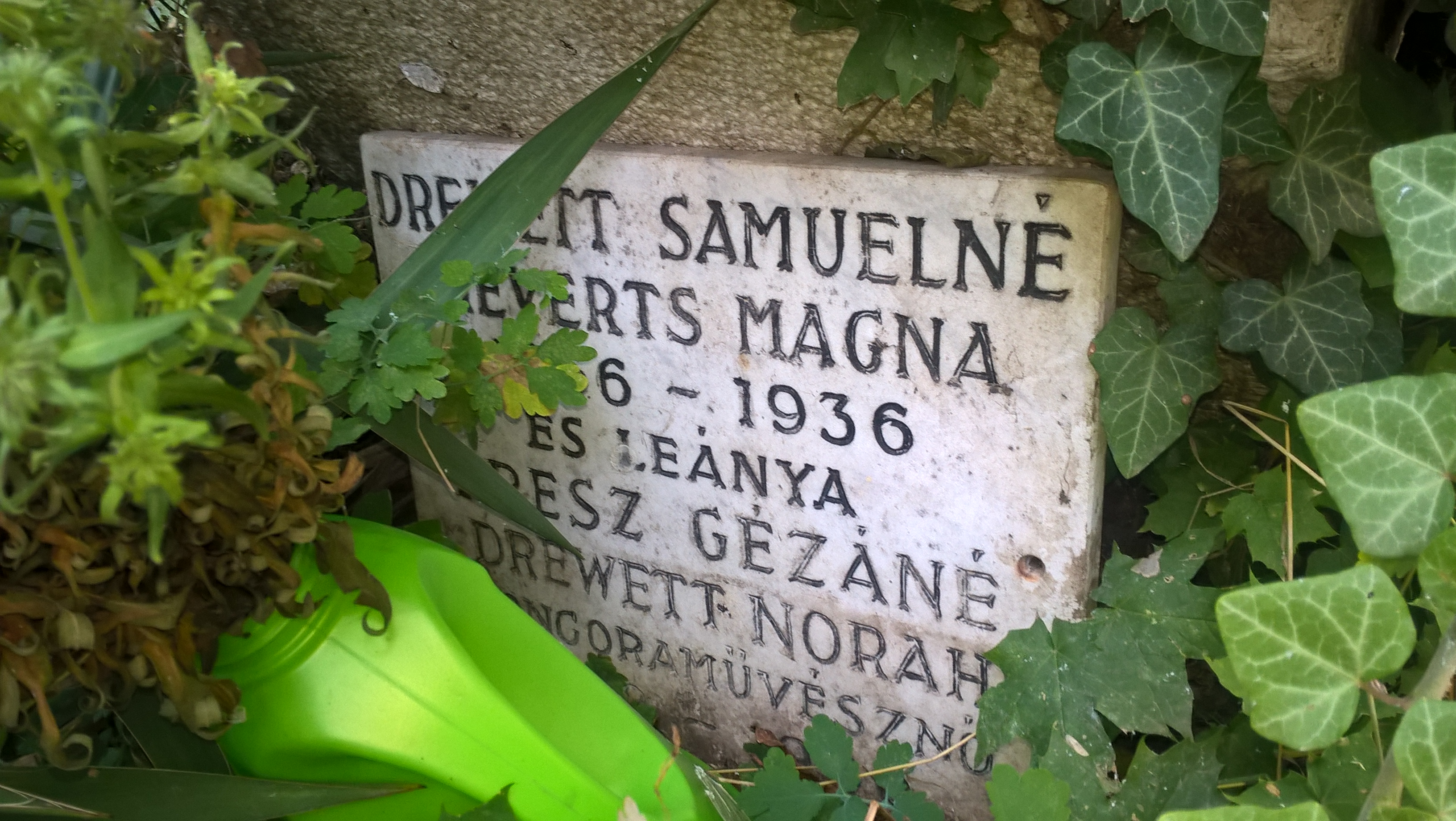 dr. Kresz Mária néprajzkutató védett sírja dr. Kresz Mária néprajzkutató védett sírja