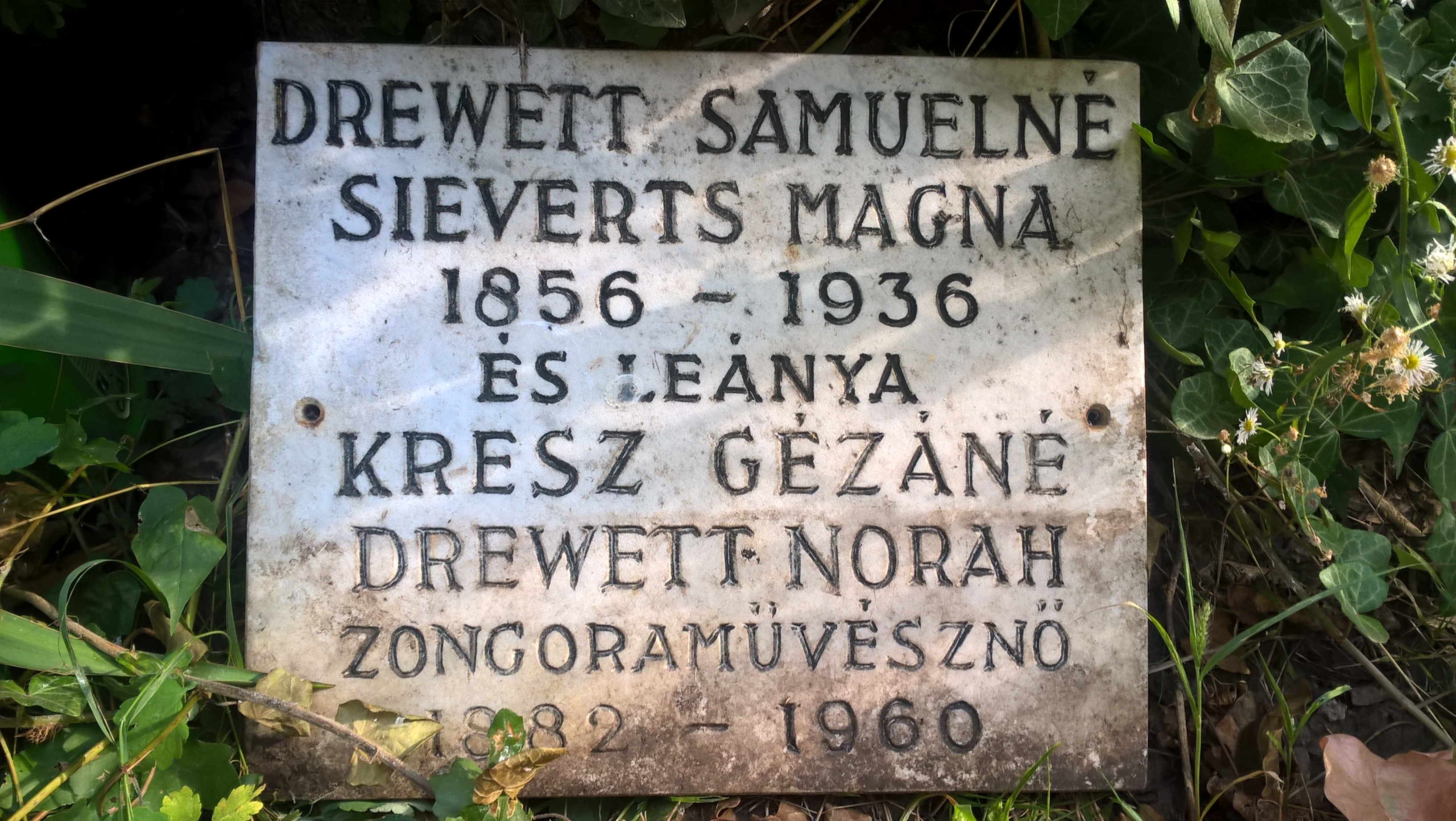 dr. Kresz Mária néprajzkutató védett sírja dr. Kresz Mária néprajzkutató védett sírja